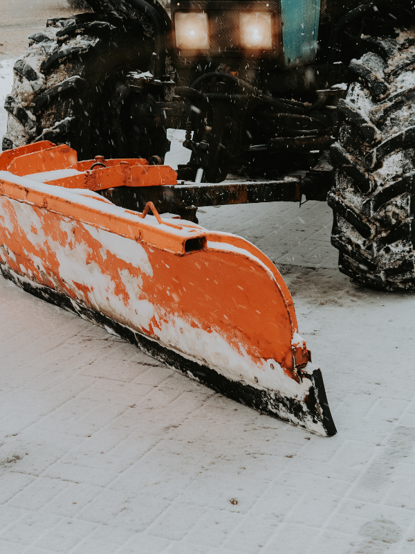 Image d'un camion de déneigement pour le service de déneigement à Laval et sur la Rive-Nord Multi-Services Lorrain